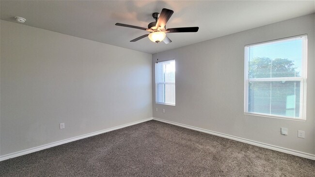 Building Photo - Beautiful 3 bed / 2.5 bath townhome