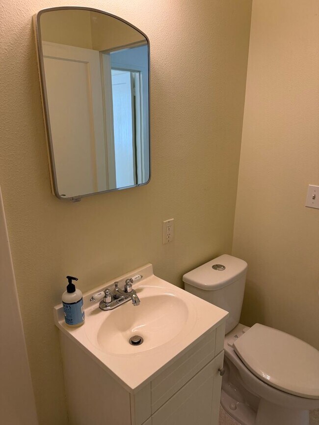 Building Photo - Updated 2 bedroom 1 bathroom house in Eugene!