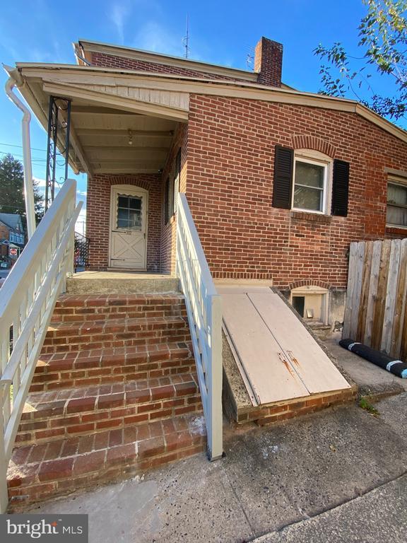 Building Photo - 302 N York St