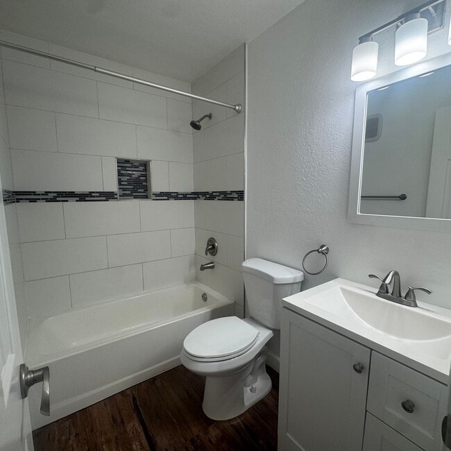 Building Photo - Spacious 2 Bed / 2 Bath Long Beach Condo Near Traffic Circle, CSULB & Belmont Heights