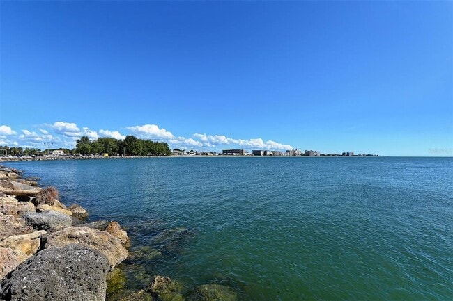 Building Photo - 817 Harbor Dr S