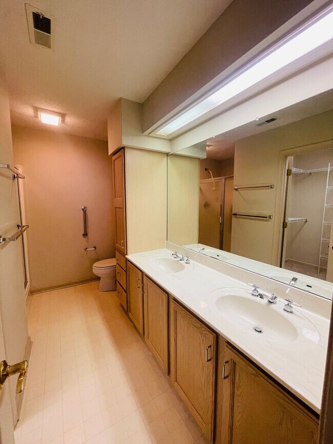 Building Photo - Townhouse for Rent on Emerald Drive