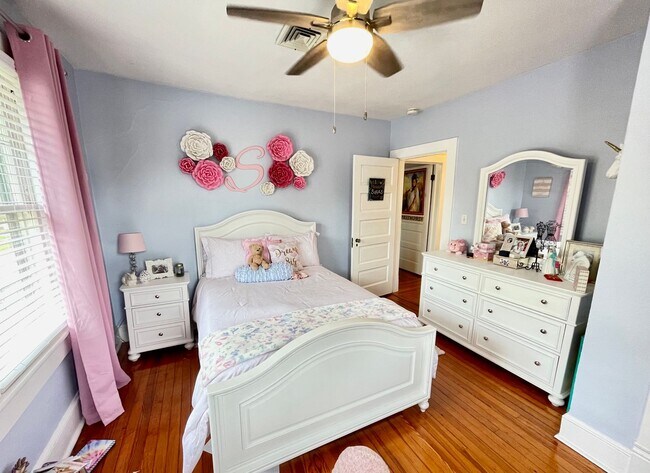 Building Photo - Charming Larchmont 4 Bedroom - 2 Sun Rooms...