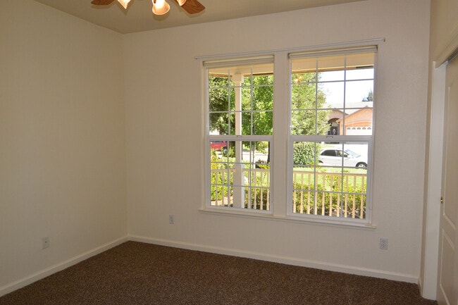 Building Photo - Spacious 3 Bedroom 2 Bathroom home with a ...