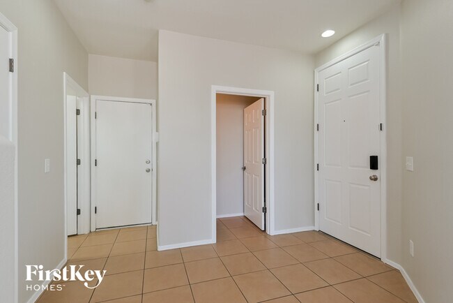 Building Photo - 4726 W Lindenthal Ln