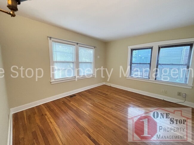 Building Photo - Charming 2-bedroom, 1-bath Duplex in Kansa...