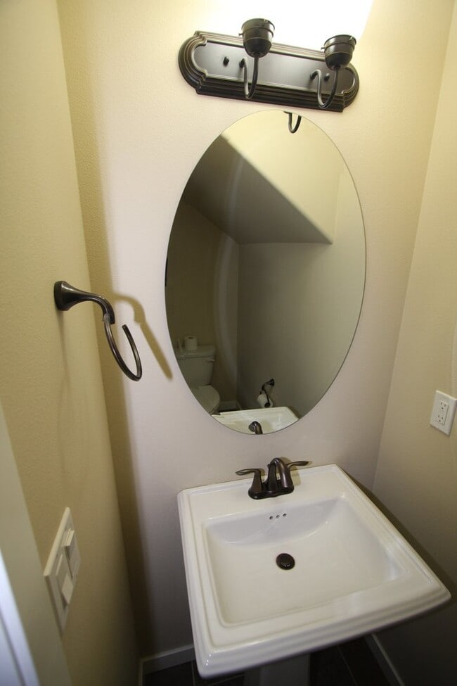 Building Photo - 3 Bedroom South Anchorage Townhouse!
