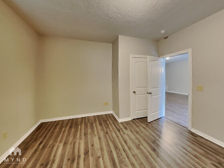 Building Photo - 111 N Peach Brook