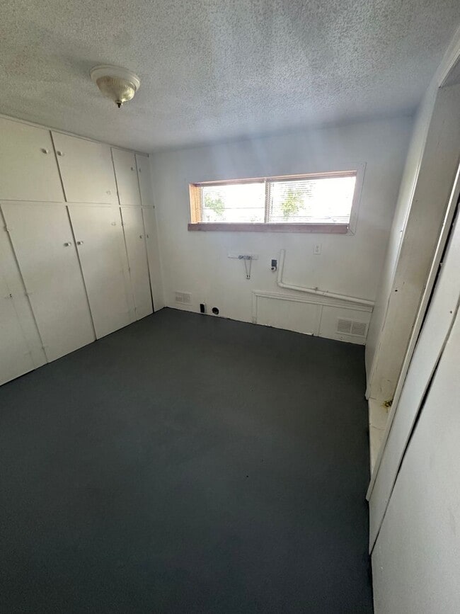 Building Photo - Large 2 Bedroom home with a Garage