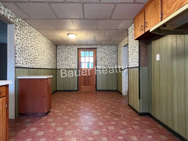 Building Photo - 3 -4 Bedroom Home Near Brookside Park