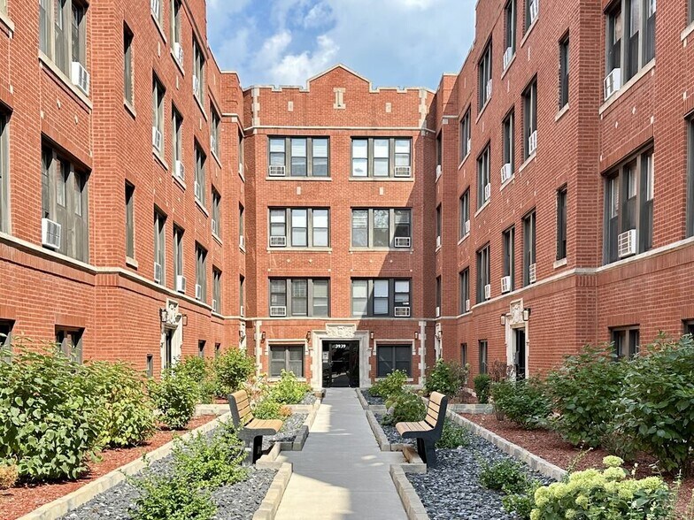 Primary Photo - 3946 N Janssen Ave