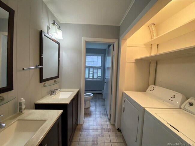 Building Photo - 56 Hallock St