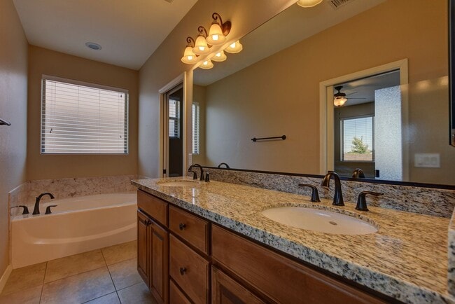Building Photo - Beautiful home in Prescott