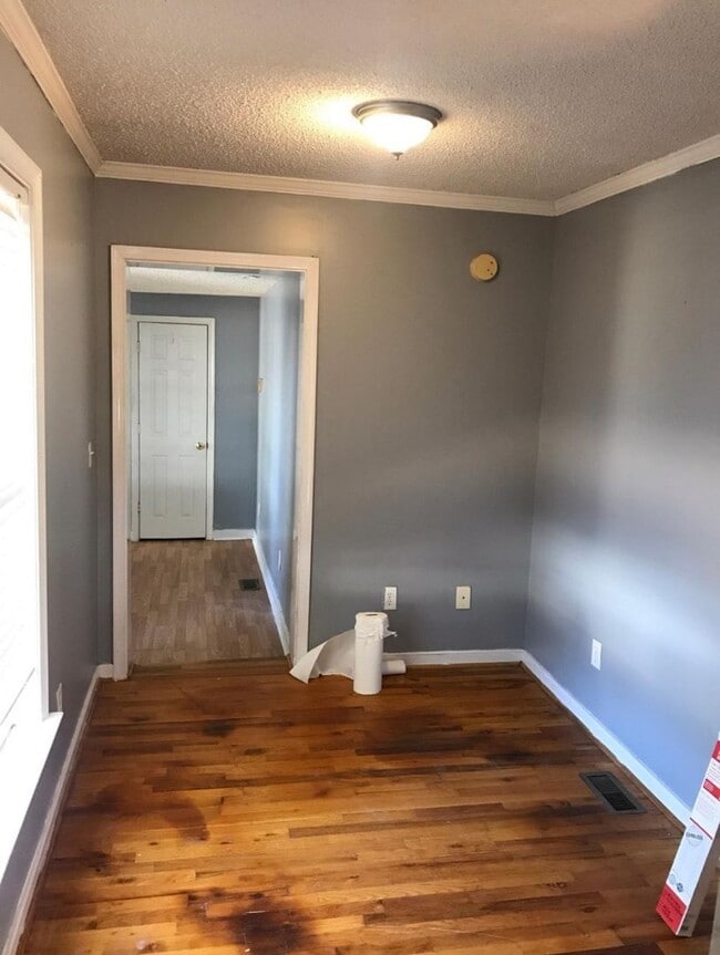Building Photo - 3 bed 2 bed house in Henrico! Big yard, la...