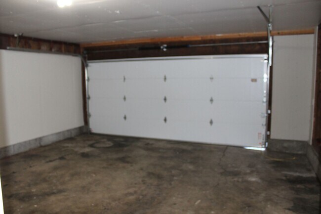 Building Photo - 252 NE Palomar Ct