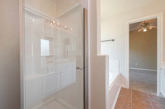 Building Photo - Spacious 3-Bedroom, 2-Bathroom Home with F...