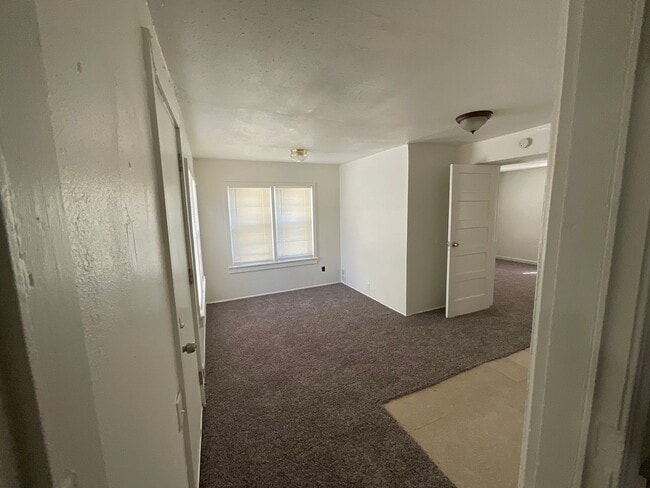Building Photo - 3 bed, 1 bath, 1 car garage