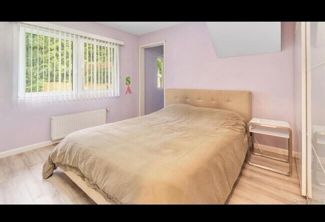 Building Photo - 143 Hallock St