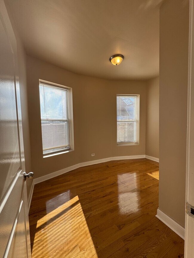 Building Photo - 6507 S Ingleside Ave