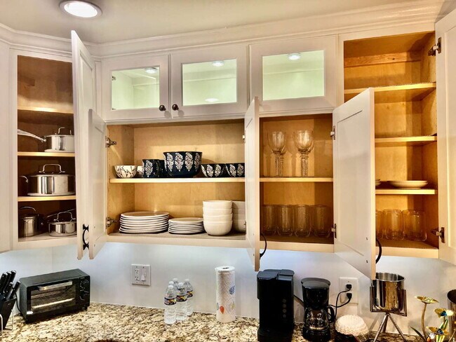 Building Photo - FULLY FURNISHED LUXURY CONDO!