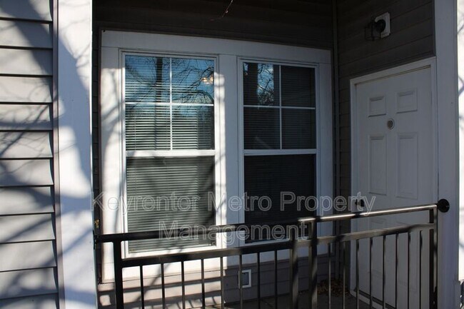 Building Photo - 1321 Karen Blvd