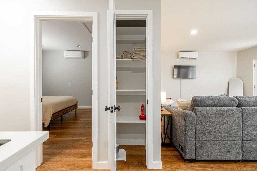 Building Photo - 4349 Oxford St