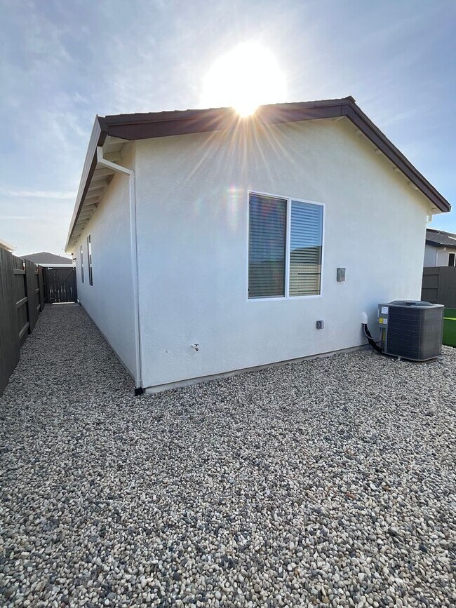 Building Photo - STUNNING BRAND NEW 3 BEDROOM HOME IN W. ROSEVILLE!!