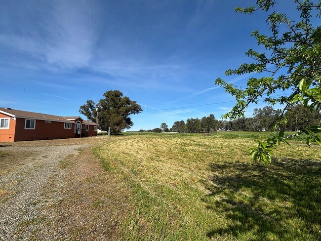 Building Photo - Charming Horse Property - 2 Bed/ 2 Bath with office- Home with Scenic Views and Pasture