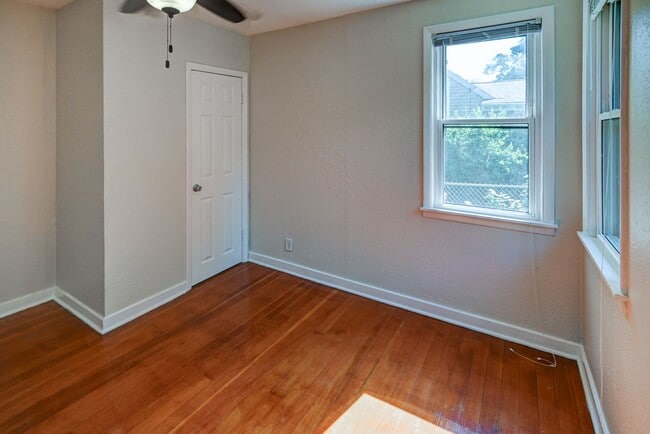 Building Photo - Charming 2-bed/1-bath Steps From Lake Monona