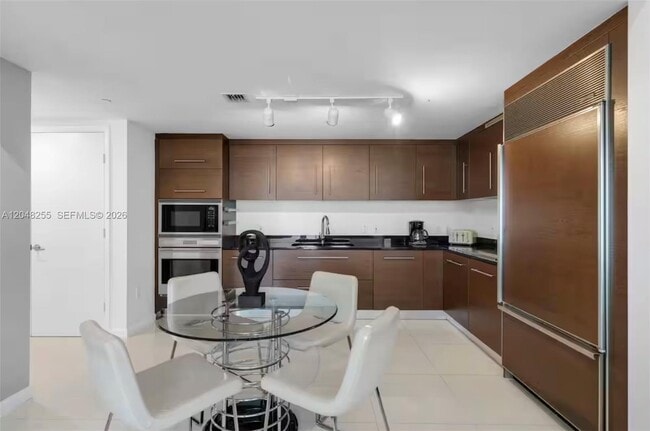 Building Photo - 485 Brickell Ave