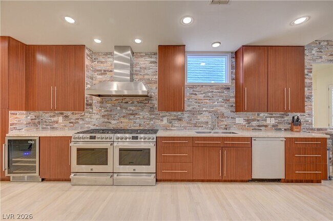 Building Photo - 820 Vegas Valley Dr