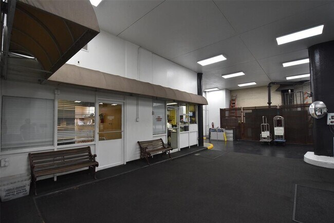 Building Photo - 2016 Main St