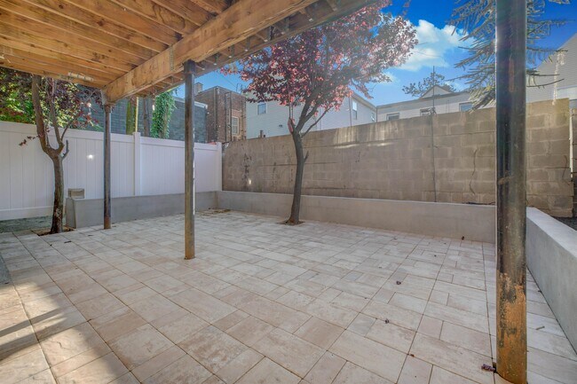 Building Photo - 373 Palisade Ave
