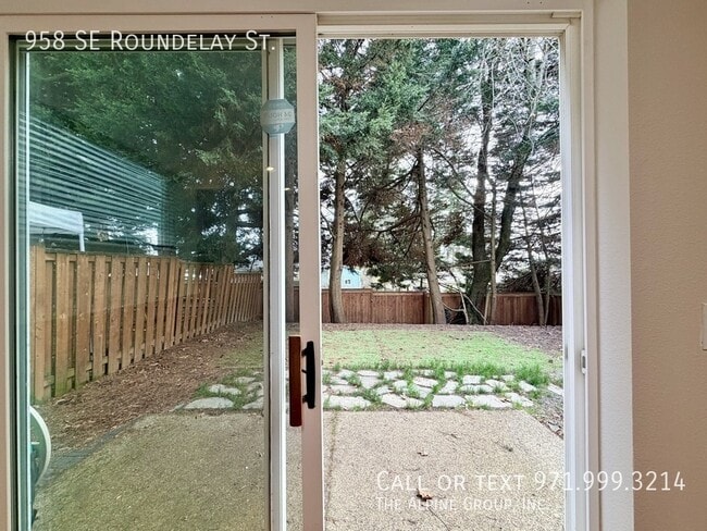 Building Photo - 958 SE Roundelay St