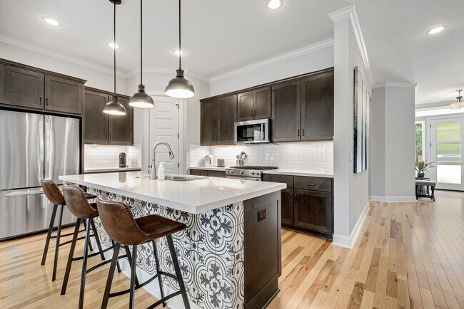 Building Photo - North Loop Area Gem!!!