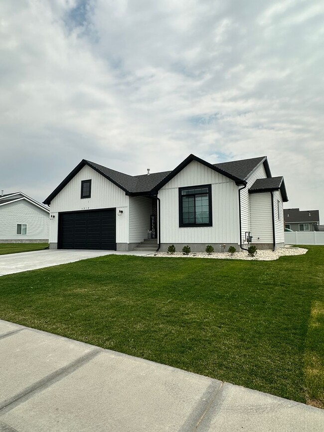 Building Photo - **LEASE TAKEOVER** PLEASE CONTACT CURRENT TENANT: LISA @ (208) 569-2040 CURRENT TENANT WILLING TO...