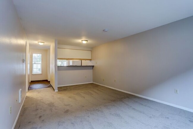 Building Photo - 2bed/1.5bath Townhome Available Today! Get...