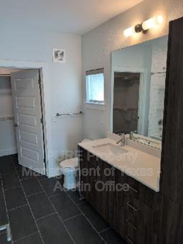 Building Photo - 2213 Poquito St