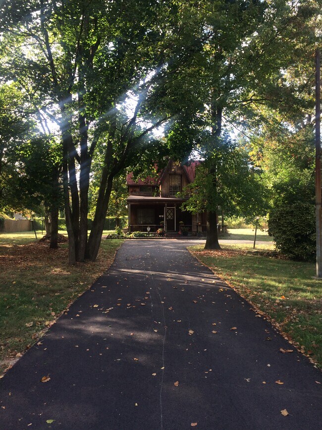 driveway to unit - 6638 N 8th St