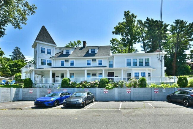 Building Photo - 158 Woodbine Ave