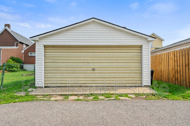 Building Photo - 814 Summit St