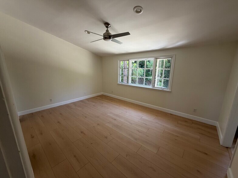 Building Photo - 16545 Park Lane Cir