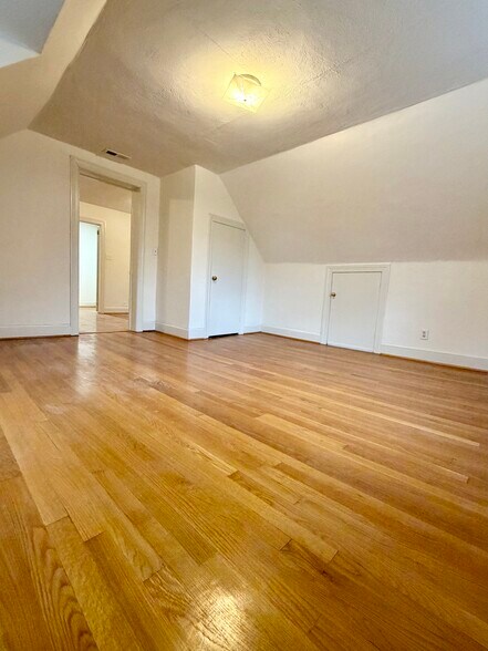 Building Photo - 134 Hull St