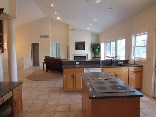 Building Photo - Osage Beach house for rent