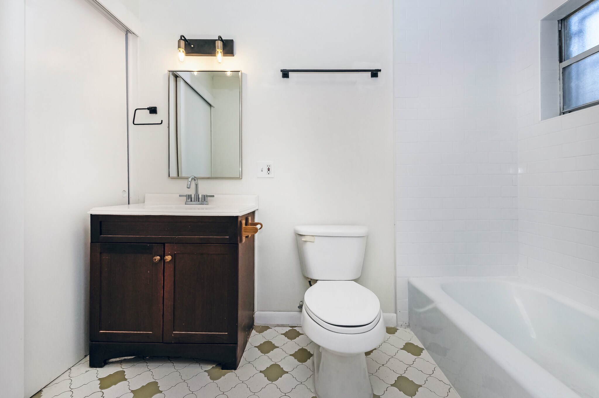 Building Photo - 402 NW 3rd Ave