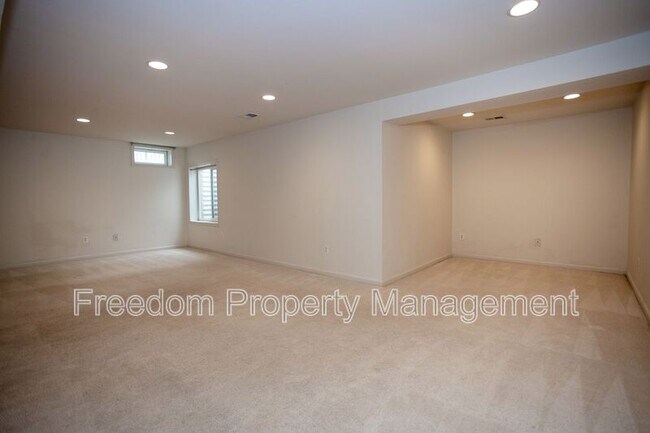 Building Photo - 6004 Abernethy Ln