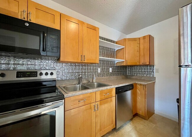 Building Photo - Available 7/1. 2 BR/2 BA in a FANTASTIC Lo...
