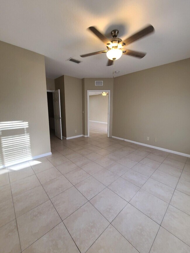 Building Photo - 1169 Golden Lakes Blvd