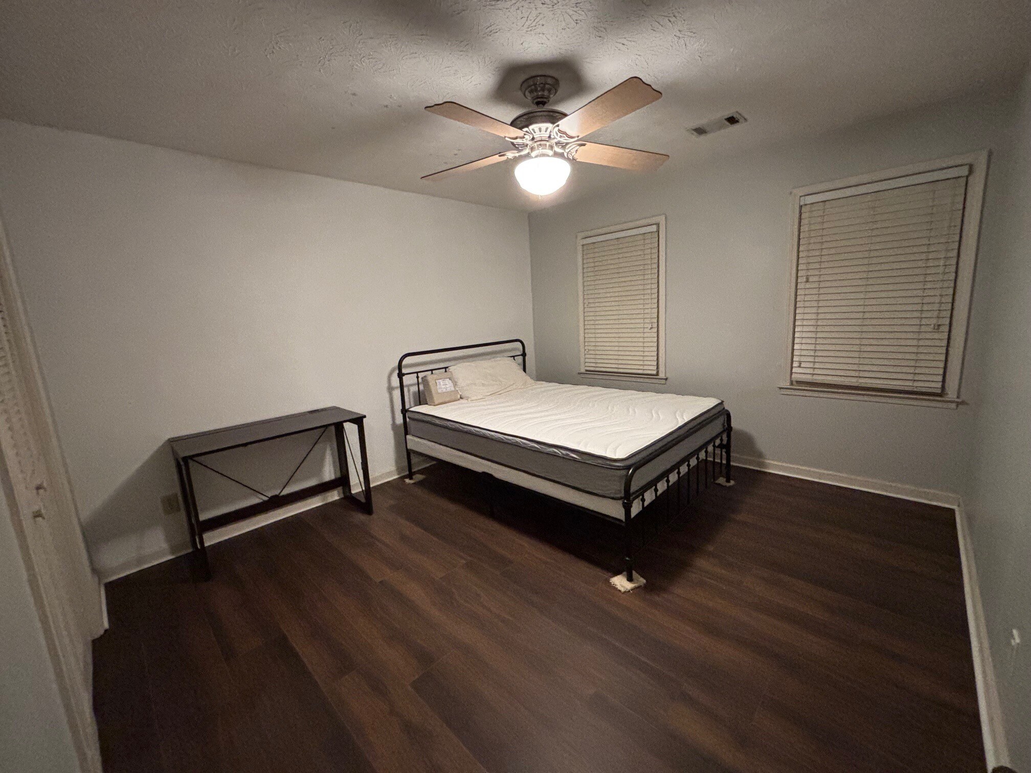 Jill room - 420 Cardigan Cir SW