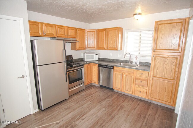 Building Photo - 4433 N Stanton St